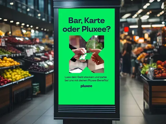 Pluxee Werbemittel am Point of Sale in der Frischeabteilung eines Supermarktes